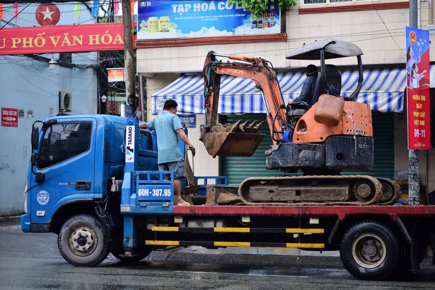 Baumaschinenanhänger: Worauf es bei Rampen und Auffahrwinkel ankommt