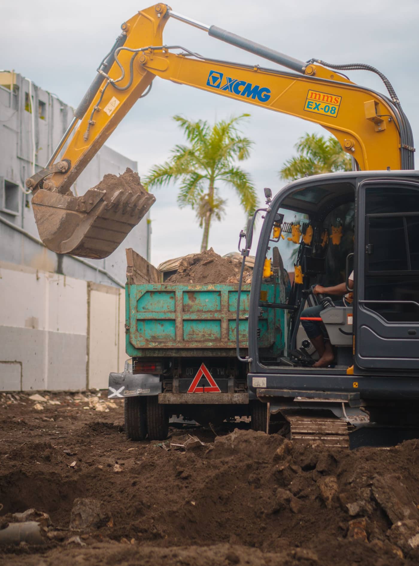 Baumaschinenanhänger: Tandem- oder Einzelachse für Ihre Maschine?